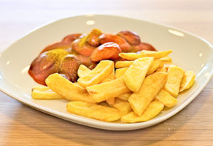 Currywurst mit Pommes